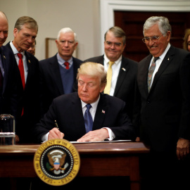 Donald Trump en la firma de la directiva que ordena a la NASA iniciar un programa de exploración espacial para enviar astronautas a la Luna y eventualmente a Marte. REUTERS/Carlos Barria