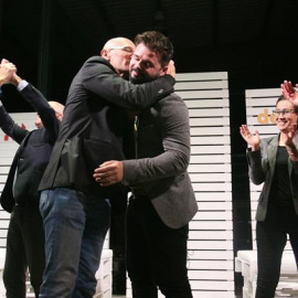 El conseller cessat Raül Romeva s'abraça el diputat d'ERC al Congrés Gabriel Rufián en un acte a Sant Carles de la Ràpita aquest dilluns. /EFE Jaume Sellart.