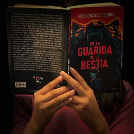 Portada del libro 'En la guarida de la bestia'. PÚBLICO