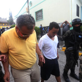 Policías militares custodian a dos de los sospechosos por el asesinato de Berta Cáceres, Sergio Rodríguez Orellana y Edilson Duarte, el pasado 6 de mayo en los juzgados de Tegucigalpa, Honduras. EFE/Gustavo Amador