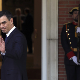 El presidente del Gobierno, Pedro Sánchez, en la entada del Palacio de la Moncloa . EFE/Ballesteros