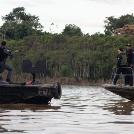 17/06/2022 - Agentes del equipo de búsqueda se dirigen al lugar donde estarían enterrados los cuerpos de Pereira y Phillips en Atalaia do Norte, estado de Amazonas (Brasil), el 15 de junio de 2022.