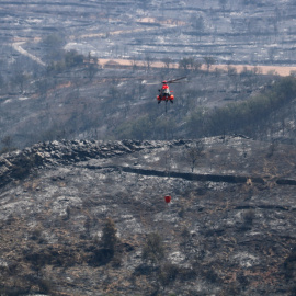 17/06/2022 - Un helicòpter sobrevola el municipi d'Alòs de Balaguer, a la Noguera.