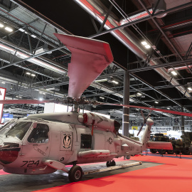 Un helicóptero militar en la exposición de la Feria Internacional de Seguridad y Defensa celebrada en Madrid en 2021.