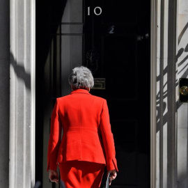 La primera ministra británica, Theresa May, se dirige a su residencia oficial en Downing Street tras presentar su dimisión