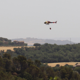 18/06/2022 - Un helicòpter va a carregar aigua aquest dissabte a la zona de l'incendi d'Artesa de Segre.