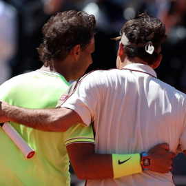 Rafael Nadal y Roger Federer a la conclusión de su partido en Roland Garros. (SRDJAN SUKI | EFE)