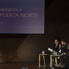 La alcaldesa de Madrid, Manuela Carmena, con los concejales del Ayuntamiento de Madrid, Mauricio Valiente, Guillermo Zapata, y José Manuel Calvo, durante la presentación del proyecto Madrid Puerta Norte, que sustituye a la última versión de