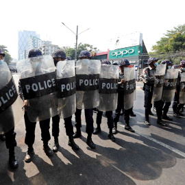 06/02/2021. Una línea de antidisturbios bloquea una carretera durante las protestas en Rangún, Myanmar. - EFE