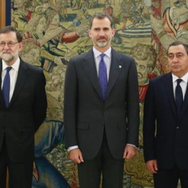 El nuevo fiscal general del Estado, Julián Sánchez Melgar (2d), posa junto al rey Felipe VI; el ministro de Justicia, Rafael Catalá (d); el presidente del Gobierno, Mariano Rajoy (2i), y el presidente del Consejo General del Poder Judicial 