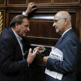 El portavoz de CiU, Josep Antoni Durán Lleida, conversa con el diputado popular Vicente Martínez Pujalte, durante el pleno del Congreso. EFE/Emilio Naranjo