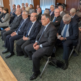 Los 22 ex altos cargos de la Junta de Andalucía, entre ellos los expresidentes socialistas Manuel Chaves (4d), y José Antonio Griñán (3d), sentados en la sala de la Audiencia de Sevilla donde ha comenzado el juicio por el que se les acusa d