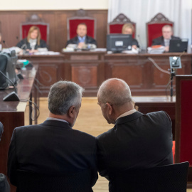 Los ex presidentes Manuel Chaves (i), y José Antonio Griñán (d), sentados en primera fila junto a los 22 ex altos cargos de la Junta de Andalucía, acusados de prevaricación, malversación y asociación ilícita en la pieza política del caso ER