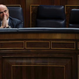 El ministro de Economía, Luis de Guindos, durante la sesión de control al Gobierno en el Congreso. EFE/Emilio Naranjo