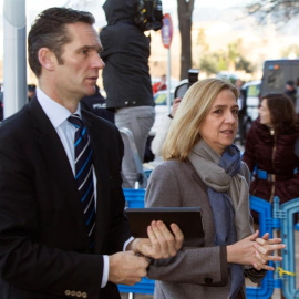 La infanta Cristina y su marido, Iñaki Urdangarin, entran en la Escuela Balear de la Administración Pública, donde se celebra el juicio por el caso Nóos. EFE/Cati Cladera