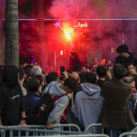 Un grupo de personas se concentran en favor y en contra de las ocupaciones frente a los edificios ocupados de La Ruïna y el Kubo, en Barcelona, a 11 de mayo de 2023