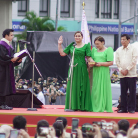 La vicepresidenta electa de Filipinas, Sara Duterte (centro), presta juramento durante la ceremonia de inauguración cerca del ayuntamiento de Ciudad de Davao el 19 de junio de 2022.