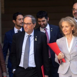 El president de la Generalitat, Quim Torra, al costat de la consellera de Presidència, Meritxell Budó, i altres consellers abans de la reunió del Govern. EFE/ Quique García