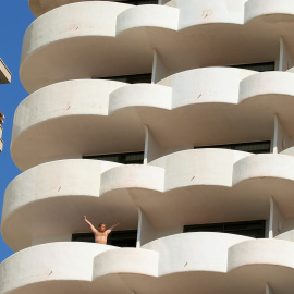 Un huesped, en el balcón de su habitación de un hotel de  Palma de Mallorca. REUTERS/Enrique Calvo