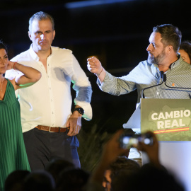 19/06/2022.- El líder nacional de VOX, Santiago Abascal (d), acompaña a la candidata a la presidencia de la Junta, Macarena Olona (i) y el secretario general de Vox, Javier Ortega Smith (c), ante cientos de seguidores, tras conocer los resu