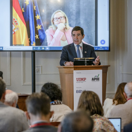 El presidente del BBVA, Carlos Vila, durante la inauguración del curso de la Asociación de Periodistas de Información Económica (APIE), en la Universidad Internacional Menéndez Pelayo (UIMP), con la vicepresidenta primera y ministra de Econ