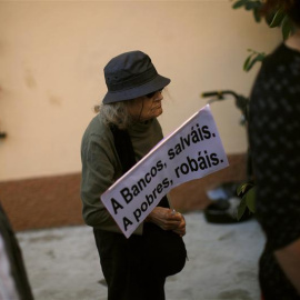 Una mujer anciana en una protesta contra los recortes en Sevilla. REUTERS