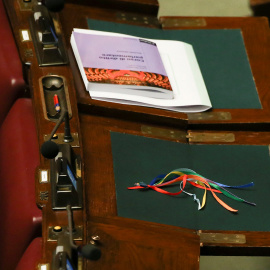 Lazos de colores sobre uno de los escritorios antes de la votación final de las uniones civiles entre homosexuales en la cámara baja del Parlamento de Italia en Roma. REUTERS/Alessandro Bianchi