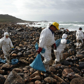 06/11/2003-Las "Brigadas de Medio Ambiente" trabajando en Enseada do Trece, cerca del Cabo Vilano, en la aldea de Camarinas, el 6 de noviembre de 2003, en las costas del noroeste de España, en la región de Galicia tras la catástrofe del "Pr