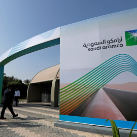 El logo de la petrolera estatal Saudi Aramco, a la entrada del centro de congresos y concención de Dhahran, la capital petrolífera de Arabia Saudí. REUTERS/Hamad I Mohammed