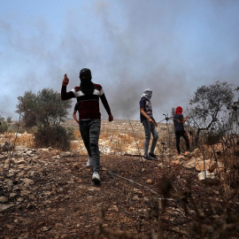 Manifestantes palestinos durante una protesta cerca del asentamiento judío de Qadomem. Reuters