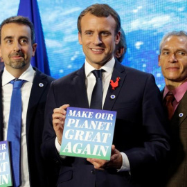 El presidente francés, Emmanuel Macron, en la cumbre One Planet Summit, con un cartel que dice "Make our planet great again".