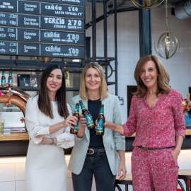 La responsable de la marca Cruzcampo y la directora de Innovación de Heineken España, junto a la maestra cervecera Irene Pascual, en la presentación de 'Cruzcampo Tremenda'.