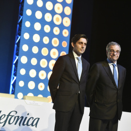 El presidente de Telefonica, José María Álvarez-Pallete, y su antecesor en el cargo, César Alierta, durante la junta general de accionistas de la empresa. EFE/Fernando Villar