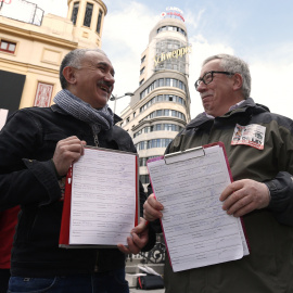 Los secretarios generales de CCOO y UGT, Ignacio Fernández Toxo y Pepe Álvarez, participaron hoy en Madrid en una recogida de firmas para promover una Iniciativa Legislativa Popular (ILP) para la implantar una prestación de ingresos mínimos