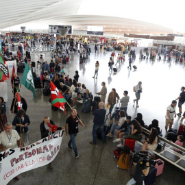 Movilización de los trabajadores en el aeropuerto de Loiu (Bilbao). / EFE