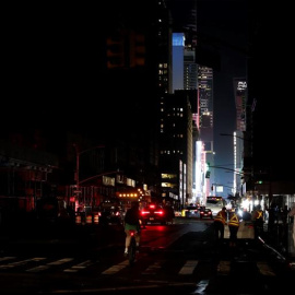 El centro de Nueva York durante el apagón de este sábado.  EFE/EPA/JASON SZENES