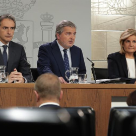 Los ministros de Fomento Iñigo de la Serna (i), el ministro de Cultura y ministro Portavoz Iñigo Méndez de Vigo, y la ministra de Empleo Fátima Bañez, durante la rueda de prensa celebrada tras el Consejo de Ministros en el Palacio de La Mon