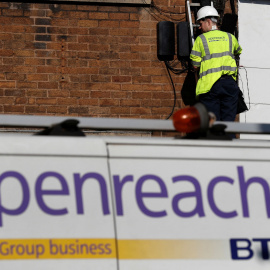 Un trabajador de la operadora de telecomunicaciones británica BT durante la instalación de una línea telefónica en Manchester (Inglaterra).