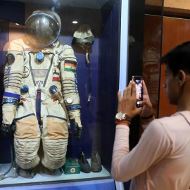 Un traje espacial expuesto en Nueva Deli. EFE/EPA/RAJAT GUPTA