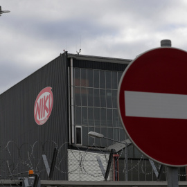 El logo de la aerolinea Niki en el aeropuerto internacional de Viena. REUTERS/Heinz-Peter Bader