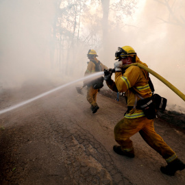 Bomberos combatiendo el incendio "Medocino Complex" de California / Reuters