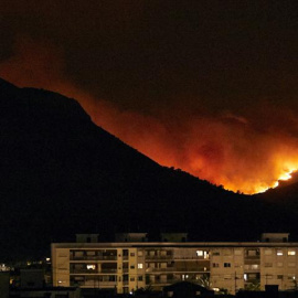 Vista del incendio forestal que afecta a los términos de Llutxent, Pinet y Barx desde la localidad valenciana de Gandía. / EFE