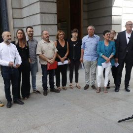 21/06/2022.- Diputados nacionalistas catalanes, vascos, gallegos y valencianos atienden a la prensa en el exterior del Congreso de los Diputados, este martes. El pleno del Congreso debate y vota este martes la propuesta de ley de ERC, PNV y