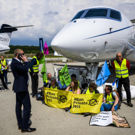 Activistas de varias ONG han llevado a cabo una acción en el aeropuerto de Ginebra en contra de los jets privados este 23 de mayo de 2023.