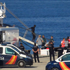 El buque Open Arms a su llegada hoy al muelle de San Roque (Cádiz), donde han desembarcado a 87 personas rescatadas en las costas de Libia, en la cuarta operación en la que un buque de una ONG llega a España con inmigrantes del Mediterráneo