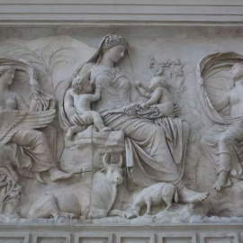 Panel del Ara Pacis. La identidad del personaje femenino del centro ha sido muy debatida a lo largo de la historia