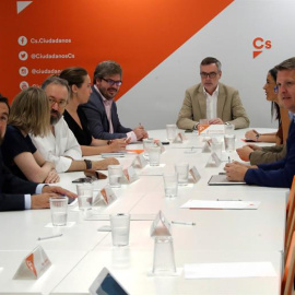 El secretario general de Ciudadanos José Manuel Villegas (c), durante la reunión de la ejecutiva semanal, marcada por la convocatoria imprevista de un Consejo general con el que Albert Rivera pretende plantar cara a la critica interna. EFE/