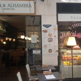 Exterior del bar 'Ibéricos & Alhambra' que ha ofrecido un puesto de camarero al que sólo podían optar personas mayores de 50 años. (TWITTER)