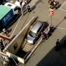 Un coche queda atrapado en la boca del metro de Barcelona al confundirla con un parking. EFE