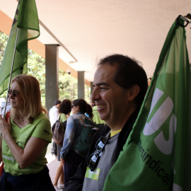 24-5-2023 Diversos membres d'USTEC davant del Departament d'Educació a Barcelona